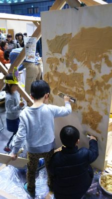 木粉活用「木の塗り壁」体験をアスティとくしまで行いました!