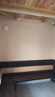 事務所エントランスに 桧の木粉を活用した木の塗り壁を導入頂きました!