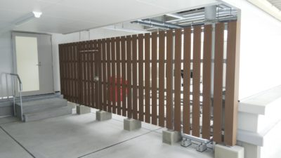 国産木粉を用いたWPCフェンス 屋上・縦張り