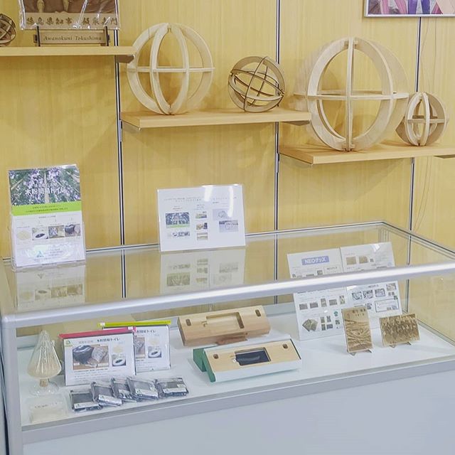 徳島県庁1階に木製品展示!木粉簡易トイレなど