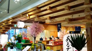 あわおどり会館レポート　「あるでよ徳島」に杉木粉の「木の塗り壁」