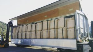 国産木粉の積込状況　トレーラーで出荷