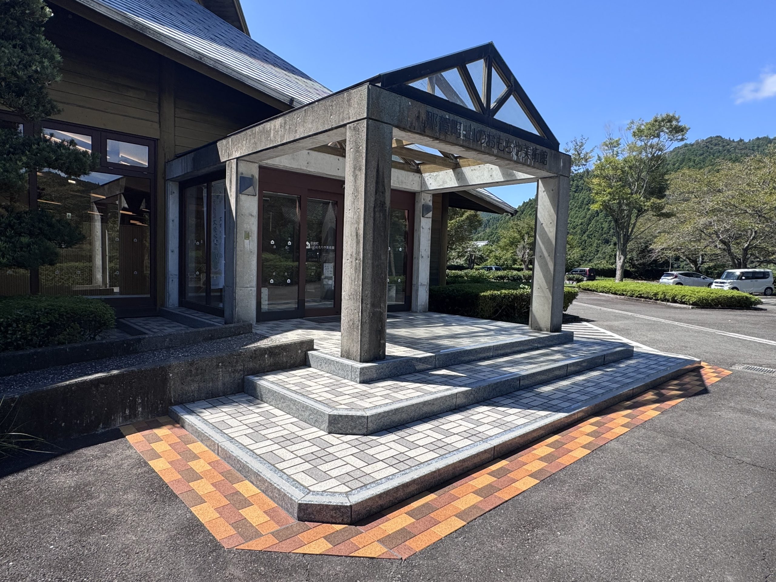 那賀町山のおもちゃ美術館に木質舗装材『MOKU×FUNブロック』を施工しました